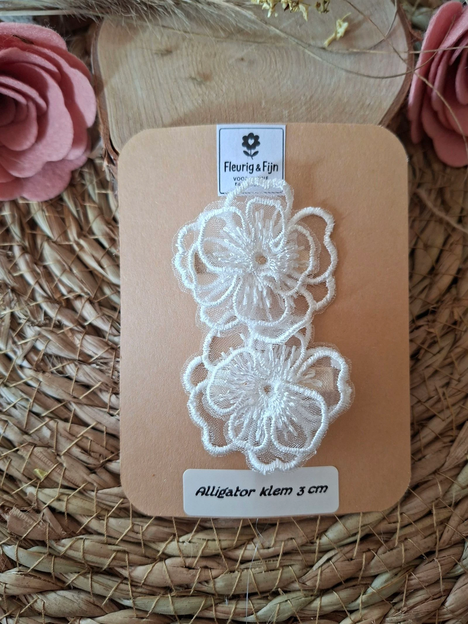 2 alligator klem 3 cm met witte kanten bloem